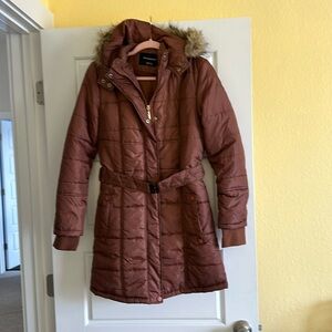 Winter coat with belt faux fur on hood.